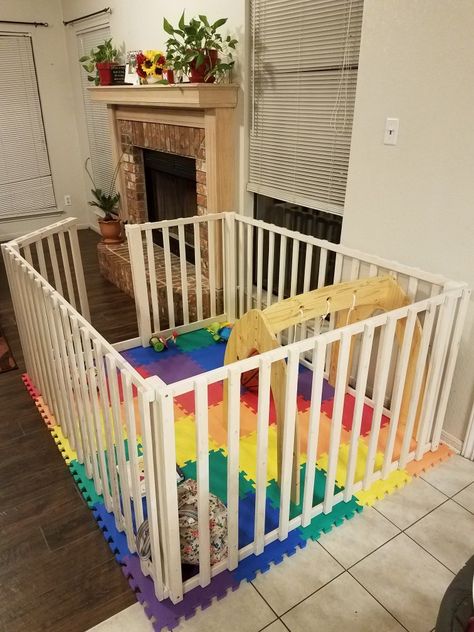 A wooden playpen I made for my daughter, with a gate. Made mostly with 1x2s and some 2x3s at the corners for support. I have two gate latches, one at the top and one at the bottom connected with cord, just to make sure my daughter won't rattle the gate too much. Diy Playpen, Toddler Outdoor Play Area, Diy Baby Gate, Baby Play Areas, Baby Play Yard, Baby Corner, Living Room Playroom, Baby Playroom, Toddler Outdoor