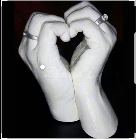 Casting Hands Ideas, Hand Molding Ideas For Couples, Plaster Hands Ideas, Hand Casting Ideas Couple, Hand Molding Ideas, Hand Casting Ideas, Hand Plaster, Casting Sculpture, Hands Sculpture