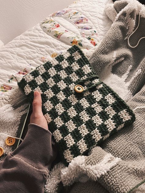 Crochet Book Sleeve Checker, Checkered Book Cover Crochet, Book Case Crochet Pattern, Crochet Checkered Book Sleeve, Crochet Sketchbook Cover, Crocheted Laptop Case, Crochet Laptop Case Aesthetic, Crochet Laptop Covers, Kindle Case Crochet Pattern