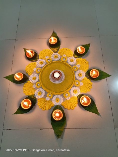 Rangoli Asethic, Simple Flower Rangoli, Easy Rangoli Designs Videos, Rangoli Designs Photos, Rangoli Designs Simple Diwali, Easy Rangoli Designs Diwali, Rangoli Side Designs, Very Simple Mehndi Designs, Simple Rangoli Designs Images