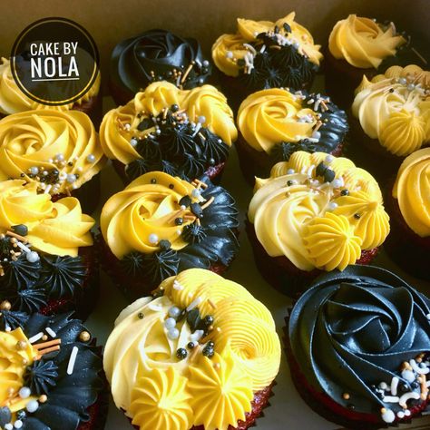 Black and gold cupcakes for a graduation celebration… #cupcakes #cupcakesofig #cupcakesofinstagram #instacupcakes #cupcakestagram #graduation2023 #graduationcupcakes #decoratedcupcakes Graduation Cupcakes 2024, Steelers Cupcakes, Black And Gold Cupcakes, Ace Birthday, Celebration Cupcakes, Black Cupcakes, Cupcakes For Men, Yellow Cupcakes, Gold Cupcakes