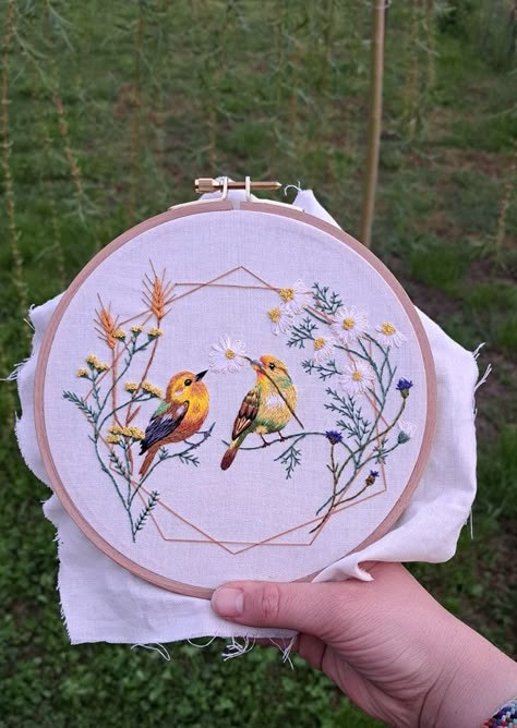 Kashida Embroidery, Frame Embroidery, Embroidered Birds, Birds Embroidery Designs, Diy Embroidery Designs, Hand Embroidery Videos, Hand Embroidery Tutorial, Handmade Embroidery Designs, Hand Embroidery Projects