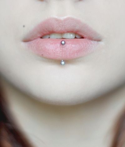 Piercings sexies que me haría si no fuera tan chillona Piercing No Rosto, Dahlia Piercing, Piercings Corps, Lower Lip Piercing, Piercing Facial, Piercing Snug, Microdermal Piercing, Piercing Face, Ashley Piercing