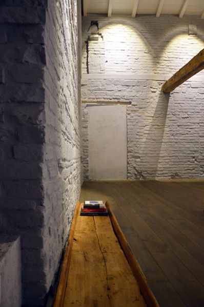 Appartamento AL by Archiplan Studio Mantova Italy, Italy Project, Stone Veneer Wall, Blue Kitchen Walls, Amazing Apartments, Painted Brick Walls, Interior Brick, Brick Interior Wall, Old Brick Wall