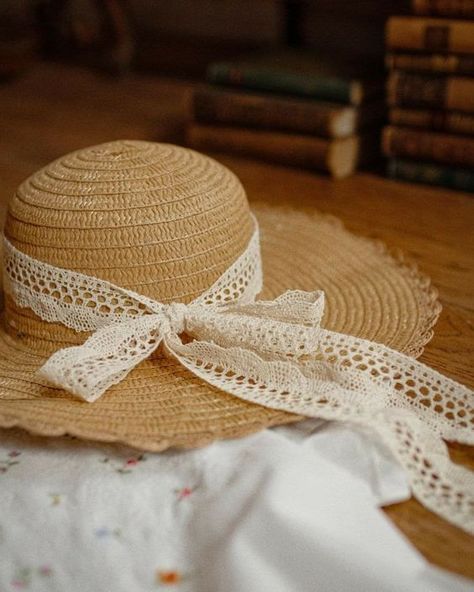 Straw Hat Aesthetic, Cottagecore Hat, History Bounding, Country Flowers, Hat Aesthetic, Cottage Aesthetic, Romantic Academia, Anne Shirley, Anne With An E