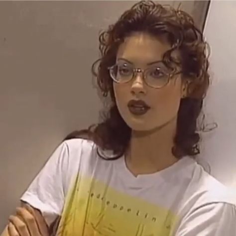 nineties but not always on Instagram: “shalom harlow 😈” Shalom Harlow, Michelle Trachtenberg, Leighton Meester, Model Aesthetic, Kirsten Dunst, Wearing Glasses, Hippie Outfits, Grunge Hair, Mode Inspo