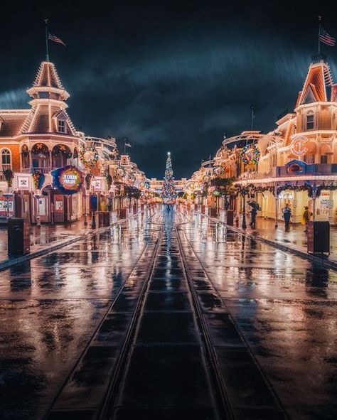 Rainy Disneyland, Main Street Usa Disney World, Rainy Christmas, Disney World Instagram, Main Street Disneyland, Disneyworld Aesthetic, Florida Disneyworld, Disney World Aesthetic, Didney Worl