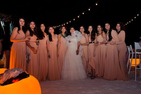 Wedding In Turkey, Bridesmaid Photoshoot, Dinner Date Outfits, Bridesmaid Favors, Wedding Decor Ideas, Bridesmaid Inspiration, Simple Gowns, Bridesmaids Photos, Wedding Decor Inspiration