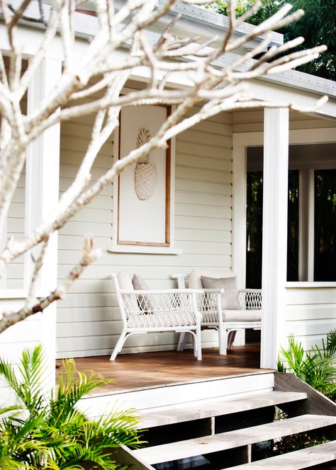 Queenslander House, Beach Shacks, Weatherboard House, Beach House Exterior, Front Porch Ideas Australia, House Deck, Beach Shack, Beach House Design, House Paint Exterior