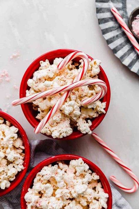 Holiday Popcorn Recipes, Candy Cane Popcorn, Easy Holiday Snacks, Peppermint Popcorn, Popcorn Cones, Holiday Popcorn, Candy Cane Recipe, White Chocolate Popcorn, Sweet Popcorn