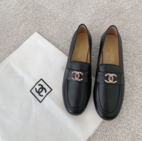 Gucci Flat Shoes, Chanel Loafers, Driver Shoes, Coffee Outfit, Moccasin Shoes, Dr Shoes, Style Formal, Moccasins Shoes, Black Leather Loafers