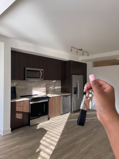 New apartment Black Woman New Apartment, L.a. Apartments, New Home Aesthetic Black Women, Luxury Apartment Black Women, House Keys Black Woman, Vision Board First Apartment, Condo Keys Aesthetic, Apartment With Keys In Hand, Apartment Keys Black Woman