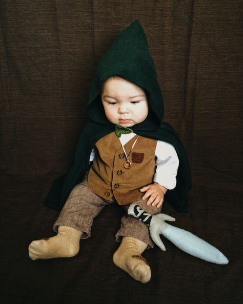 Baby Baggins • Hobbit Halloween Costume Lotr Family Halloween Costumes, Hobbit Halloween Costumes, Family Hobbit Costumes, Diy Gimli Costume, Frodo Baggins Halloween Costume, Frodo Costume Kids, Baby Hobbit Costume, Baby Growth Pictures, Enchanted Costume