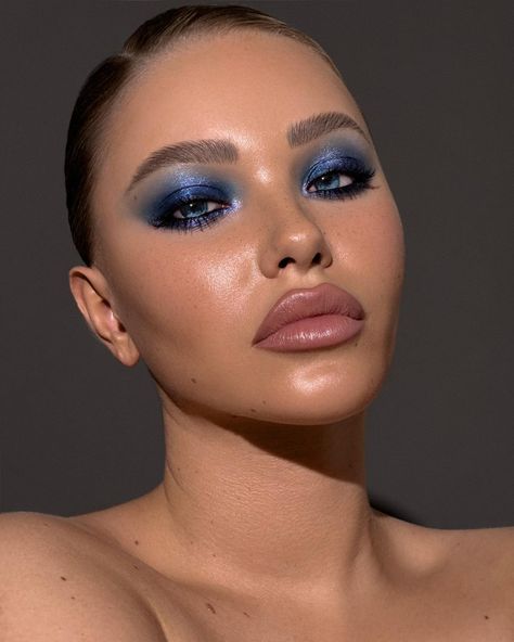 Blue Metallic Eye Makeup, Metallic Eye Makeup, Metallic Makeup, Euphoria Makeup, Inspo Makeup, Rave Makeup, Makeup Shades, Graphic Makeup, Rainbow Makeup