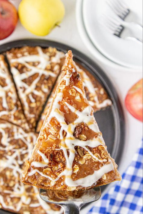 Easy Apple Dessert Pizza (Pizza Hut Copycat recipe) - NewsBreak Pizza Hut Dessert Pizza, Apple Dessert Pizza Recipe, Apple Dessert Pizza, Dessert Pizza Recipes, Apple Pizza, Sweet Pizza, Apple Desserts Easy, Caramel Apple Dip, Cinnamon Crumble