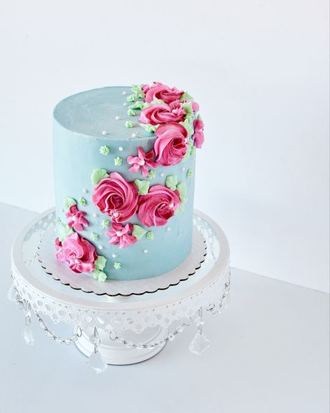 Blue And Pink Cake Birthday, Blue And Pink Cake Design, Pink And Blue Cake, Blue Cake With Pink Flowers, Blue Floral Cake Birthday, Floral Cake Birthday, Pink And Blue Lambeth Cake, Flower Cake Design, Cake Decorating Books