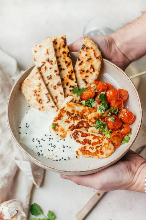 Halloumi met naanbrood en geroosterde tomaatjes – Helen Kookt Easy Diner, Cooking Challenge, Feel Good Food, Happy Foods, Recipes From Heaven, Summer Dinner, Healthy Lunch, Food Inspiration, Tomatoes