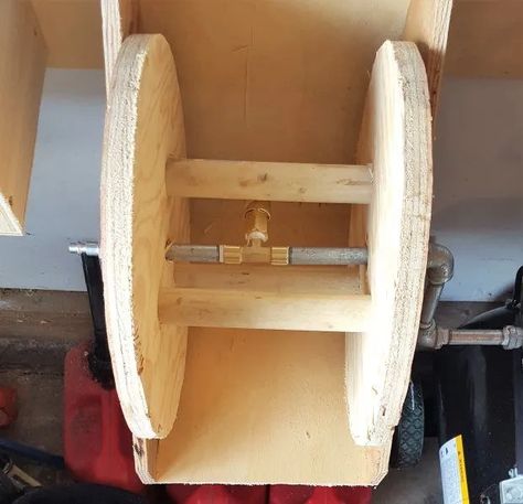 make a garage vaccum hose reel - Brave Search Diy Hose Reel, Air Hose Reel, Woodworking School, Garden Hoses, Wood Images, Woodworking Workbench, Workshop Organization, Hose Reel, Learn Woodworking