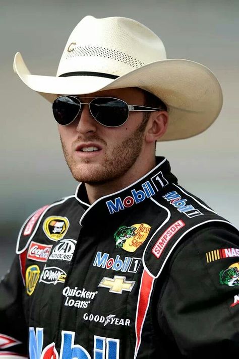 Austin Dillon wins Daytona 500 pole and brings the #3 car back !!!!!!!!!!!! Southern Cowboy, Austin Dillon, Nascar Cars, Racing Drivers, Daytona 500, Puffy Coat, Nascar Drivers, American Sports, Auto Racing