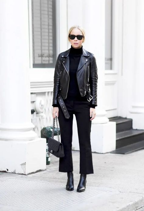 How To Wear Black Clothing Everyday Without Feeling Bored Cropped Pants Outfit, Flare Jeans Outfit, Black Flare Pants, Jeans Outfit Winter, Look Jean, Cropped Flare Pants, Woman In Black, Ribbed Turtleneck Sweater, Leather Jacket Outfits