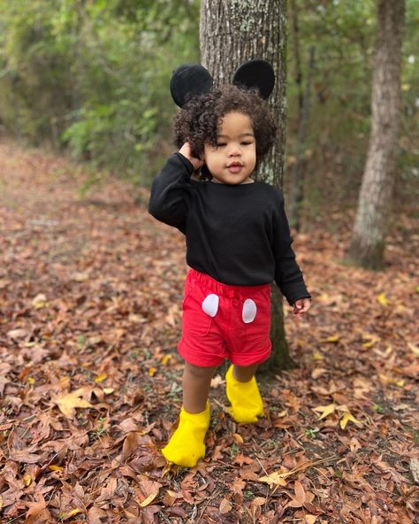 Felt buttons, shoe covers, and tail. Mickey mouse ears in the link. Mickey Mouse Costume Toddler, Mickey Mouse Costume Diy, Diy Mickey Mouse Costume, Toddler Boy Halloween Costumes, Mickey Mouse Costume, Baby Boy Hairstyles, Boy Halloween Costumes, Diy Toddler, Halloween Boys