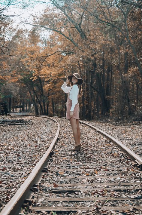 Traintrack Photoshoot Ideas, Railroad Photoshoot Ideas, Fall Train Track Photoshoot, Railroad Pictures Poses, Train Track Photoshoot Aesthetic, Railroad Photography Poses, Bridge Pictures Ideas, Train Track Senior Pictures, Railroad Track Senior Pictures