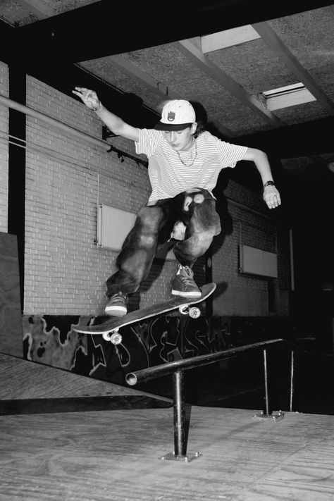 Skateboarding Black And White, Skater Moodboard, Black And White Skater Aesthetic, Person Skateboarding, Skateboard Black And White, Skater Portrait, Dark Skater Aesthetic, Skate Photoshoot, Skate Pics