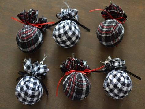 Diy Plaid, Pretty Christmas Ornaments, Fabric Christmas Decorations, Plaid Diy, Flannel Christmas, Diy Christmas Door, Rustic Christmas Ornaments, Plaid Christmas Decor, Christmas Flannel