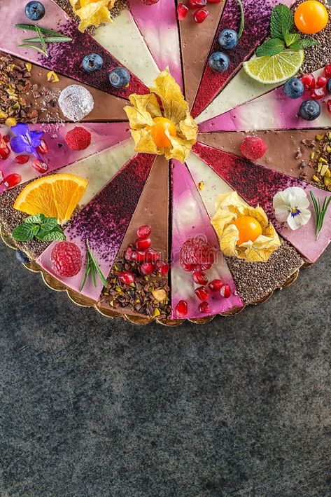 Raw Cake Decoration, Cakes With Fruit, Sliced Cake, Dessert Photos, Decorated Food, Food Esthetics, Raw Vegan Cake, Vegan Food Photography, Healthier Sweets