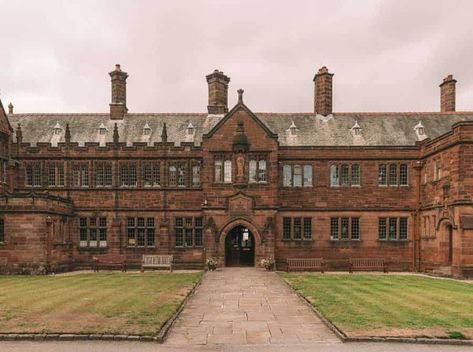 Residential Library, Manor Library, Most Beautiful Libraries, Beautiful Libraries, Large Sheds, Beautiful Library, Old Portraits, Cosy Spaces, Hotel Services