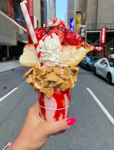 Check out this delicious strawberry 🍓cheesecake topped milkshake that I got from Junior’s in New York City. Would you dig in? Man I love ❤️ a good freakshake!! Cute Baking, Pretty Dessert, Cafe Menu, Fast Food Restaurant, Dessert Lover, Yummy Comfort Food, Strawberry Cheesecake, Recipes From Heaven, Cute Desserts