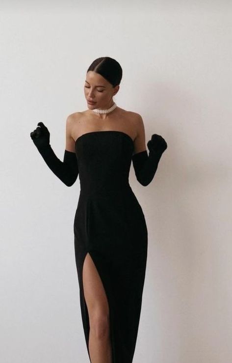 Floor Length Black Dress Classy, Pretty Black Dresses Classy, Prom Classy Dress, Fancy Black Women, Black Elegant Dress Classy, Black Gala Dress Classy, Black And White Gown Elegant, Classy Night Dress, Formal Party Outfit Classy