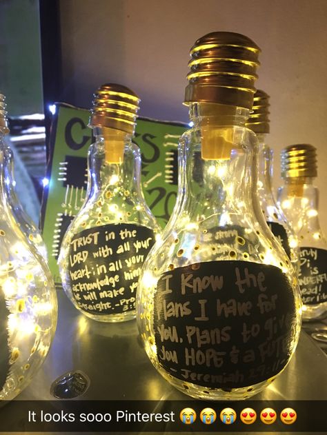 Fairy lights , light bulbs centerpieces. Light Bulb Centerpiece, Christian Centerpieces, Military Retirement Parties, Pumkin Carving, Graduation Party High, Teacher Appreciation Gifts Diy, Diy Graduation Cap, Engineering Gifts, Graduation Theme