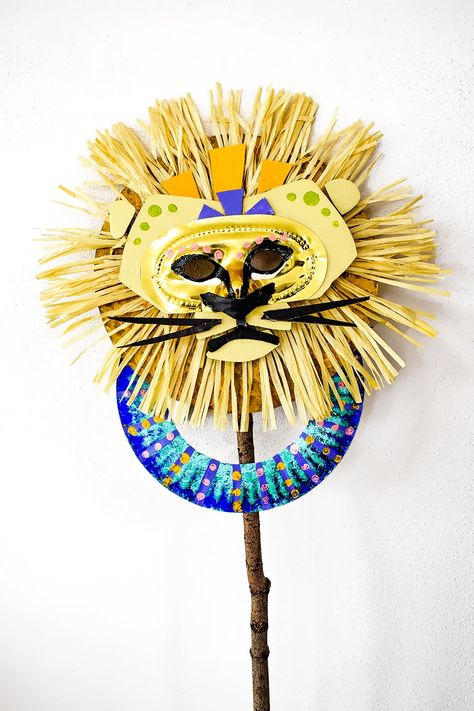 Make a lion mask fit for a king with simple supplies! A most regal DIY no-sew costume for kids. King Crafts For Kids, Lion King Crafts For Kids, Lion King Crafts, Lion Costume Diy, Sew Costume, Lion King Party, King Costume, Lion Mask, Lion Costume