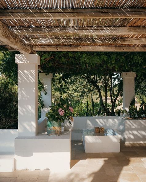 Deep cover in Puglia. #Deepcover #veranda #pergola #exterior #minimalism #design #monochrome #masseria #lamia #lighting #puglia #lifestyle #architecture #shade Outdoor Garage Ideas, Caparica Portugal, Greek Decor, Outdoor Garage, Outdoor Baths, Pool Landscape Design, Beach Cabana, Outdoor Bath, Mediterranean Garden