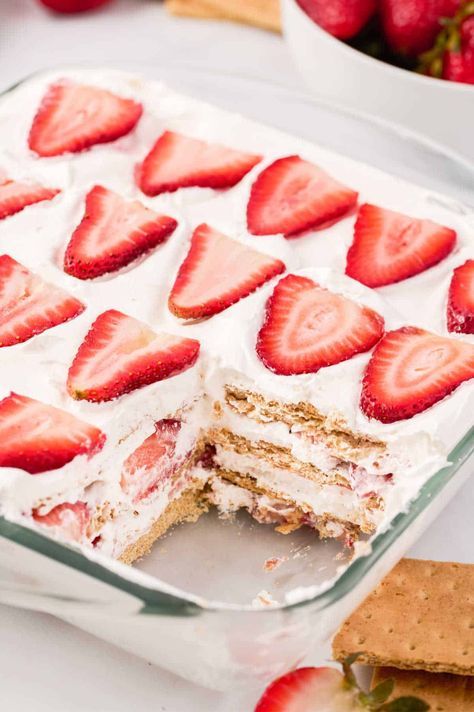 Strawberry Icebox Cake - This light and fruity no-bake classic dessert is only 3 ingredients. It's easy to make in one pan with layers of graham crackers, Cool Whip and strawberries. Perfect for summertime parties! Strawberry Ice Box Cake Graham Crackers, Strawberry Gramcracker Dessert, Strawberry Graham Cracker Dessert, 3 Layer Dessert, Strawberry Jello Dessert, Strawberry Icebox Cake Recipe, Frozen Strawberry Recipes, Graham Dessert, Graham Cracker Dessert