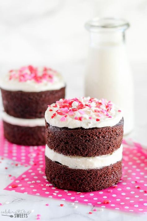 Mini Chocolate Cakes - Miniature chocolate cakes baked in ramekins and decorated with vanilla frosting. Serve as four single layer cakes or as two double layer cakes. Perfect for Valentine's Day, anniversaries or as a smash cake. #cake #chocolatecake #smashcake #smallbatch #minicake #valentinesday Mini Chocolate Cake Recipe, Mini Chocolate Cakes, Petite Desserts, Crunchy Chocolate Chip Cookies, Valentine Sweets, Mini Chocolate Cake, Mini Cake Recipe, Cake Recipe Easy, Choc Cake