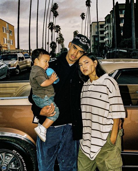 Old School Family Photoshoot, Non Traditional Family Photos, Young Parents Aesthetic, Mongolian People, Dad Aesthetic, Toddler Poses, Couple With Baby, Young Parents, Ohana Means Family