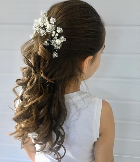 40 fotos de penteado para daminha que são de arrancar suspiros Hairstyles For Communion, First Communion Hairstyles, 40 Hairstyles, Kids Hairstyles For Wedding, Communion Hairstyles, Cool Hairstyles For Girls, Formal Hairstyles For Long Hair, Long Hair Wedding Styles, Flower Girl Hairstyles