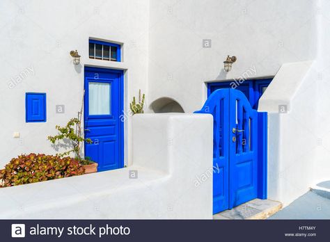 Blue gate and door of typical white Greek house in Oia village, Santorini island, Greece Stock Photo Greek Style Home, Garden Sitting Areas, Greek Garden, Greek Village, Traditional Patio, Greek Decor, Outdoor Paving, Blue Shutters, Tropical Backyard