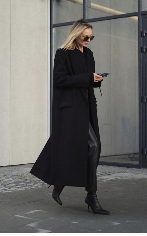 Black Wool Coat Outfit, Long Black Boots Outfit, Minimalism Clothes, Minimalist Fashion Women, Effortless Outfit, Smart Outfit, Estilo Chic, Classic Style Women, Coat Outfits