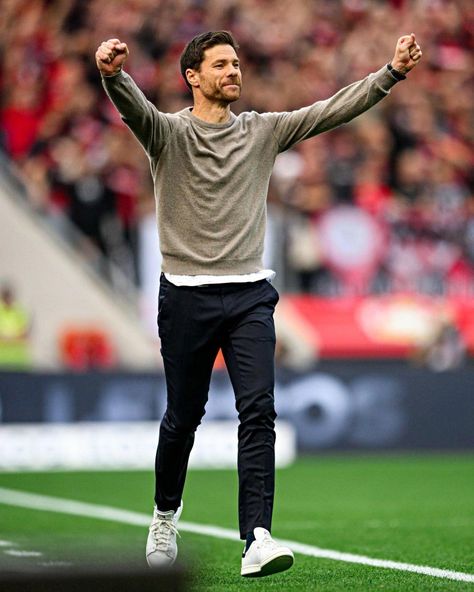 Dark Smart Casual Outfit, Football Coach Outfit, Xabi Alonso Style, Soccer Coach Outfit, Xavi Alonso, Sporty Outfits Men, Coach Outfits, Bald Men Style, Sneakers Outfit Men