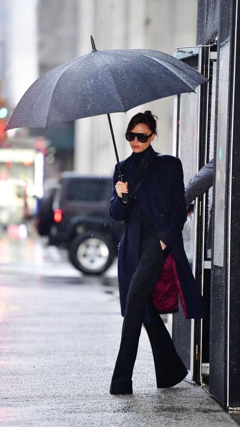 Viktoria Beckham, Victoria Beckham Outfits, Victoria Beckham Style, Victoria Fashion, Celebrity Street Style, Black Women Fashion, Fashion Mode, Business Outfits, Mode Inspiration