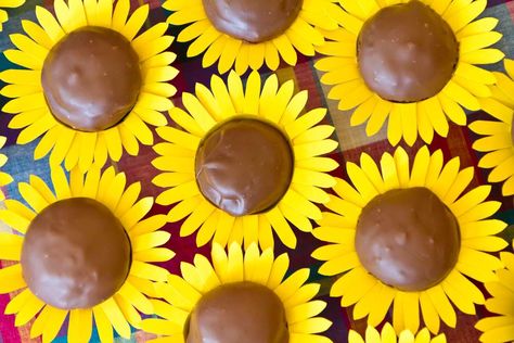 Spring Welcome Playdate | CatchMyParty.com Sunflower Treats, Cuba Party, Spring Party Ideas, Jordan Birthday, How To Make Sunflower, Chocolate Dipping, Daisy Cupcakes, Sunflower Cupcakes, Vanilla Bean Cupcakes