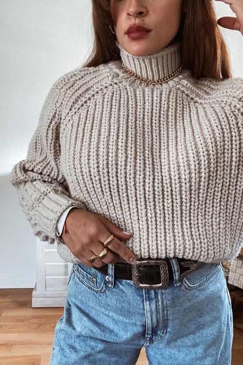 Close up of woman wearing beige chunky knit sweater, black belt and jeans with gold jewelry Chunky Knit Sweater Outfit, Vintage Sweater Outfit, Chunky Sweater Outfit, Knit Sweater Outfit, Sweater Jeans, Sweater Outfit, Chunky Knit Sweater, Beige Sweater, Chunky Knits Sweater