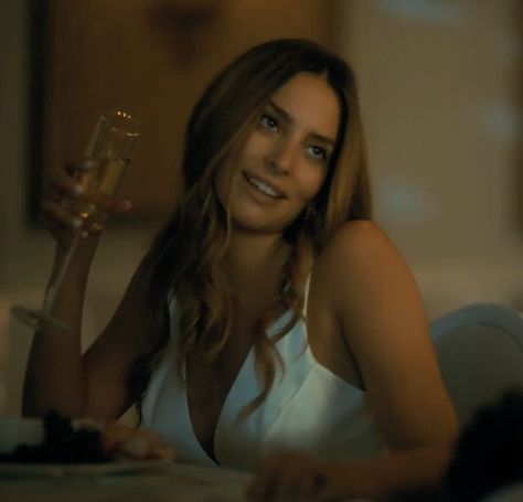 sloane hargreeves (s3 ep8 - ‘wedding at the end of the world’) 💌 Sloane Hargreeves, Genesis Rodriguez, Tony Revolori, Under My Umbrella, The End Of The World, Zoo Wee Mama, Umbrella Academy, Musical Movies, End Of The World