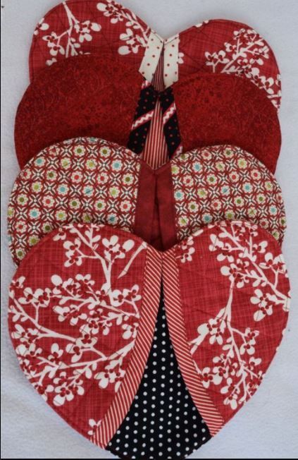 photo of 4 red heart shaped fabric oven mitts Diy Potholders, Diy Sewing Table, Christmas Quilting Projects, Sewing Christmas Gifts, Trendy Sewing Projects, Trendy Sewing Patterns, Christmas Quilt Patterns, Crochet Heart Pattern, Potholder Patterns