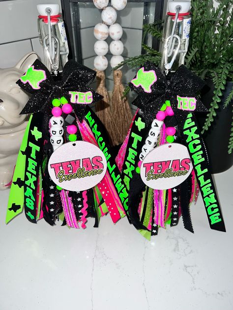 Cheer Team Accessories, Team Spirit Ideas, Cheer Bag Tag Ideas, Cheer Bag Tags Diy, Cheer Crafts, Cheer Bag Accessories, Sports Bag Tags Diy, Cheer Goodie Bag Ideas, Cheer Backpack Tags