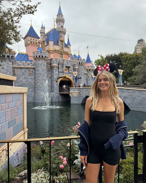 Disneyland Outfits Aesthetic, Summer Disney Outfits, Pinterest Girl Outfits, Outfits To Wear To Disney, Disney Outfits Women Summer, Disneyland Pics, Disney Parks Outfits, Disney Outfit Inspo, Cinderella Outfit