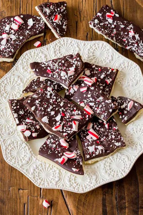 Candy Cane Bark Recipe | Leite's Culinaria Candy Cane Bark, Candy Cane Pie, Easy Food Gifts, Gift Recipes, Recipes For The Holidays, Easy Candy, Peppermint Candies, Diy Food Gifts, Apple Cider Caramels